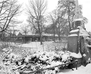 880258 Gezicht op de achter- en zijgevel van het concertgebouw Tivoli (Lepelenburg) te Utrecht, in een besneeuwde ...